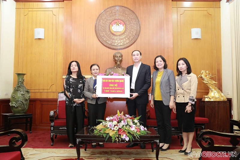 lien hiep cac to chuc huu nghi viet nam trao tien ung ho dong bao vung lu lut mien trung