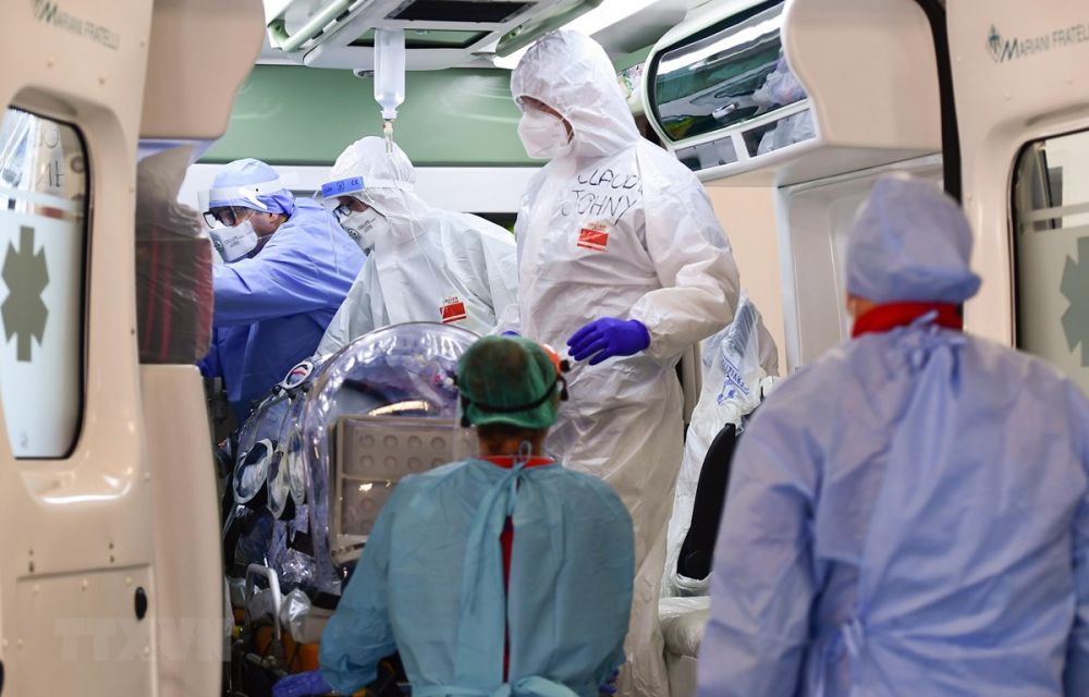 Nhân viên y tế chuyển bệnh nhân nhiễm COVID-19 tới bệnh viện ở Milan, Italy. (Ảnh: AFP Điểm nóng Covid-19 ở châu Âu, nhiều nước ghi nhận thêm hàng chục nghìn ca mắc mới