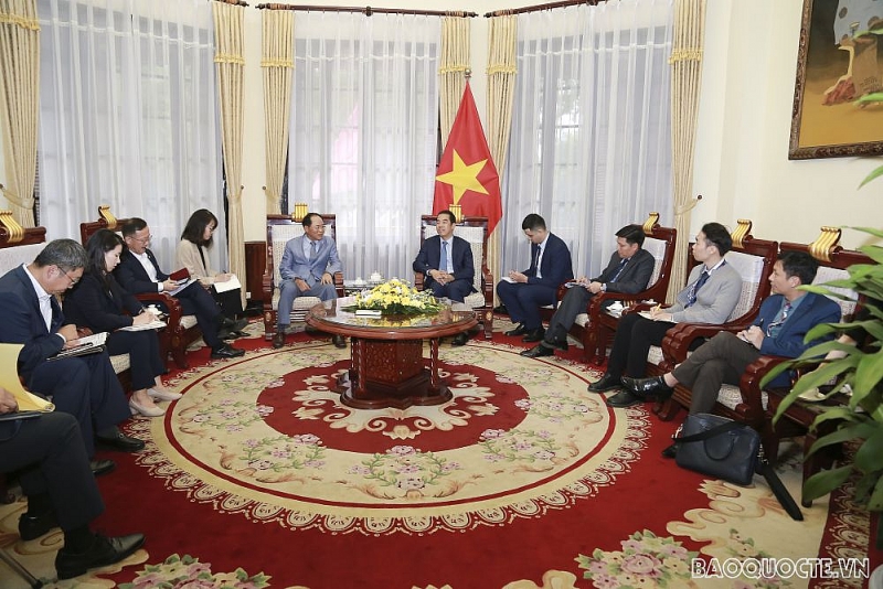 Thứ trưởng Bộ Ngoại giao Tô Anh Dũng tiếp Đại sứ Hàn Quốc Park Noh Wan