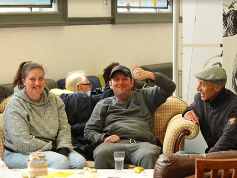 Giúp nhau vượt qua sự cô đơn