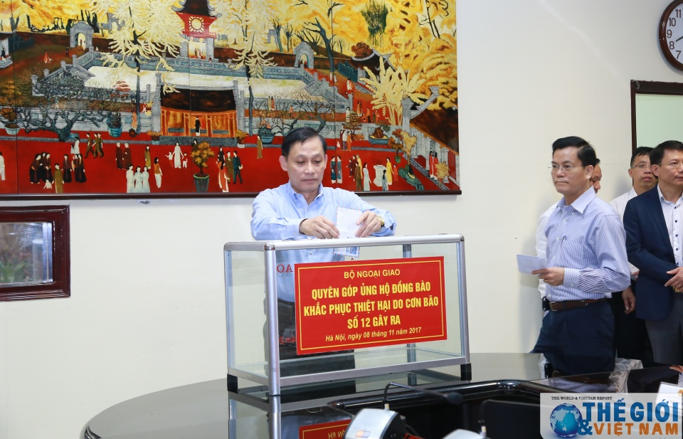 Bộ Ngoại giao quyên góp ủng hộ đồng bào các tỉnh khắc phục hậu quả thiên tai