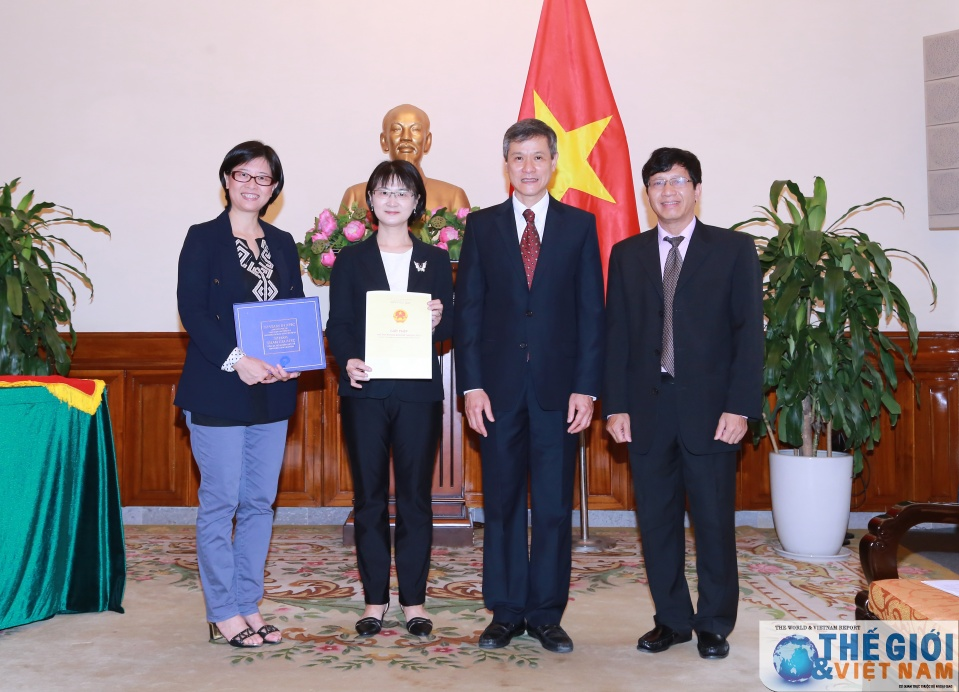 Trao giấy phép mở Văn phòng thường trú Đài Truyền hình Phượng Hoàng