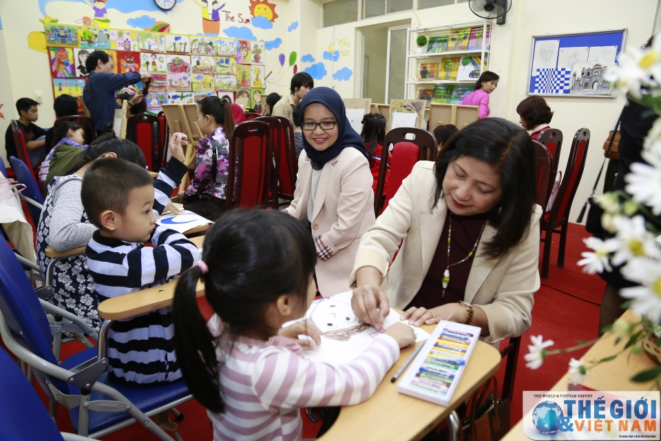 nhom phu nu cong dong asean tai ha noi tham lop ve thieu nhi