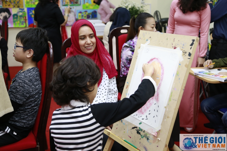 nhom phu nu cong dong asean tai ha noi tham lop ve thieu nhi