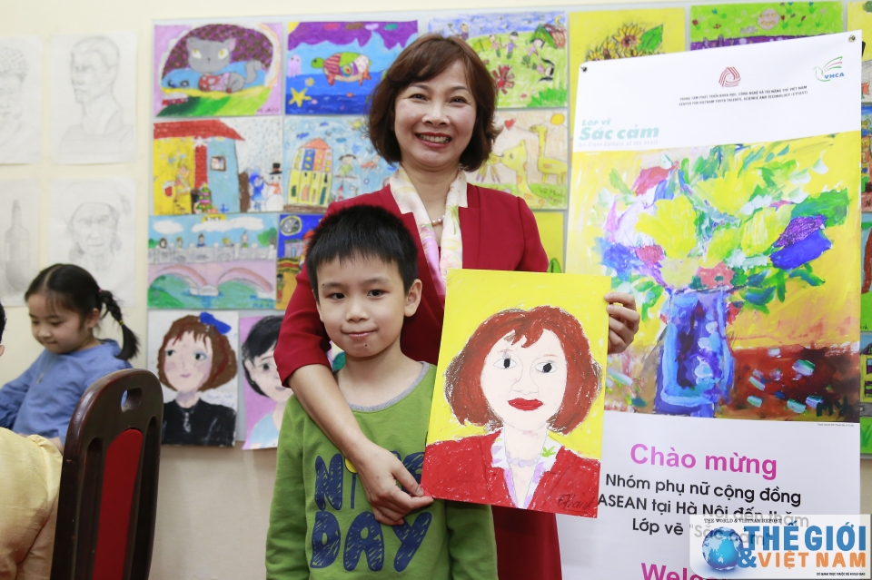 nhom phu nu cong dong asean tai ha noi tham lop ve thieu nhi