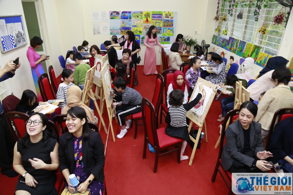 nhom phu nu cong dong asean tai ha noi tham lop ve thieu nhi