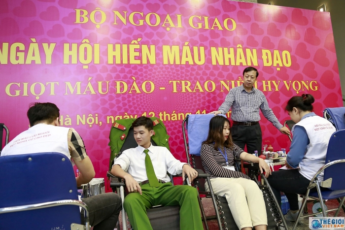 bo ngoai giao to chuc ngay hoi hien mau nhan dao