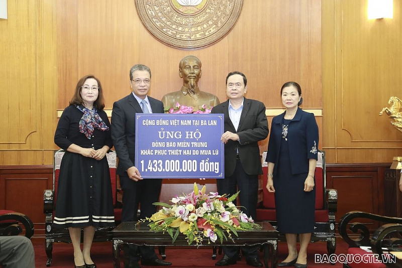 thu truong ngoai giao dang minh khoi trao tien quyen gop ung ho dong bao bi lu lut