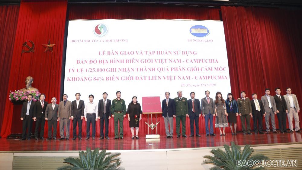 Bàn giao Bản đồ địa hình biên giới Việt Nam - Campuchia