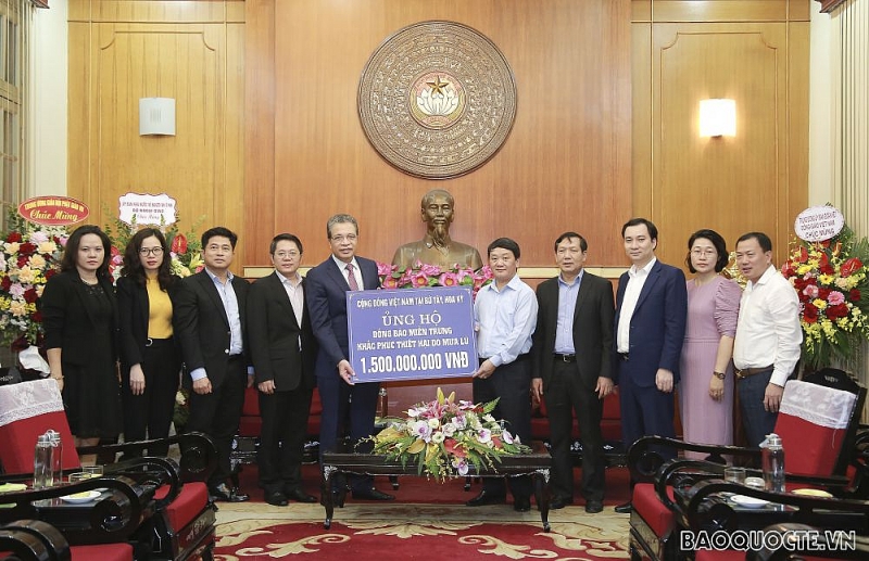 5 năm một chặng đường Chỉ thị 45 về tăng cường công tác đối với người Việt Nam ở nước ngoài 5 năm một chặng đường Chỉ thị 45 về tăng cường công tác đối với người Việt Nam ở nước ngoài