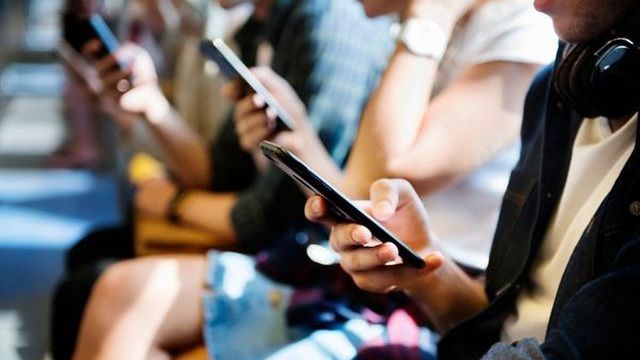 Mỗi người dành trung bình 1/8 thời gian trong đời để sử dụng smartphone