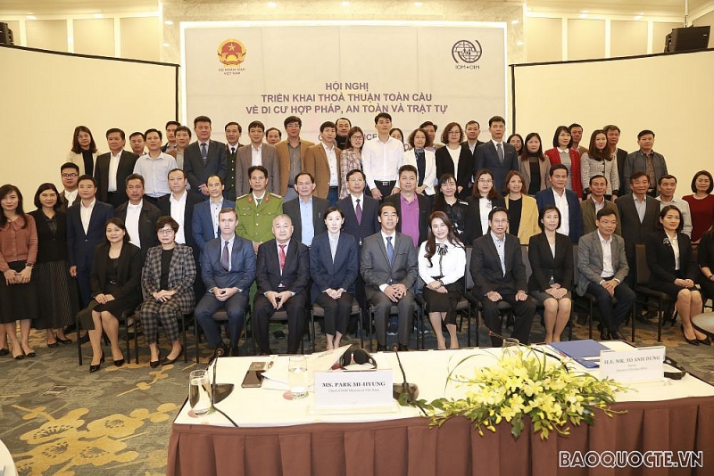 Thứ trưởng Tô Anh Dũng và các đại biểu chụp ảnh lưu niệm tại Hội nghị. (Ảnh: Trung Hiếu) Thứ trưởng Tô Anh Dũng và các đại biểu chụp ảnh lưu niệm tại Hội nghị. (Ảnh: Trung Hiếu)