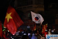 Những nẻo đường ngập tràn cờ đỏ