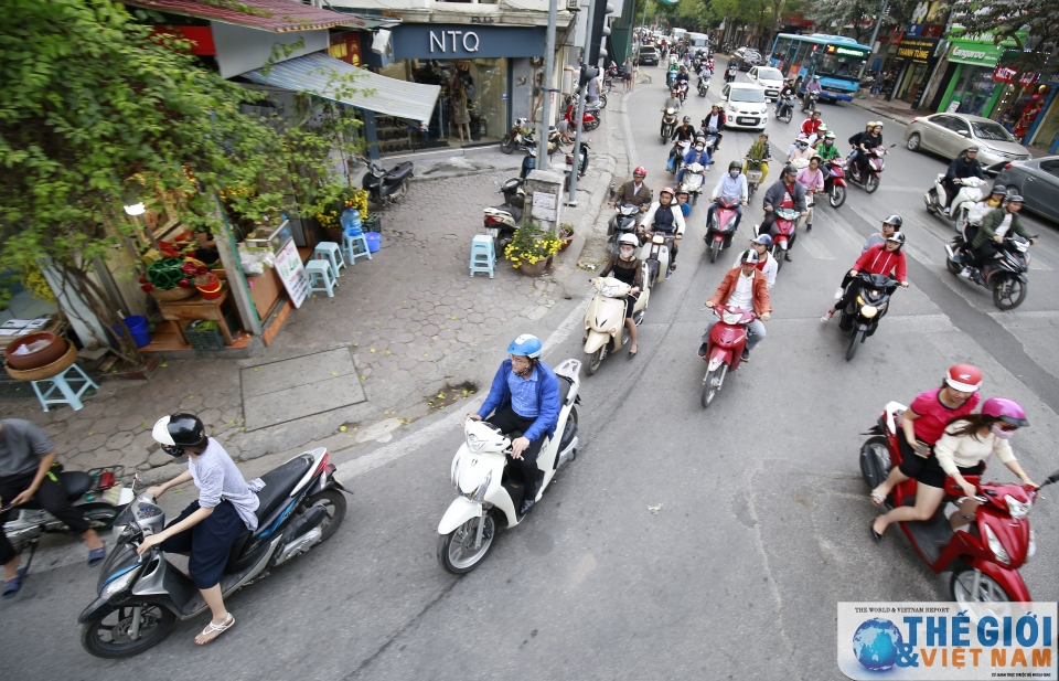 Theo chân du khách ngắm Hà Nội từ xe buýt 2 tầng