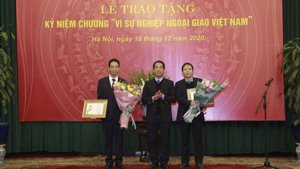 Bộ Ngoại giao trao tặng Kỷ niệm chương Vì sự nghiệp Ngoại giao Việt Nam