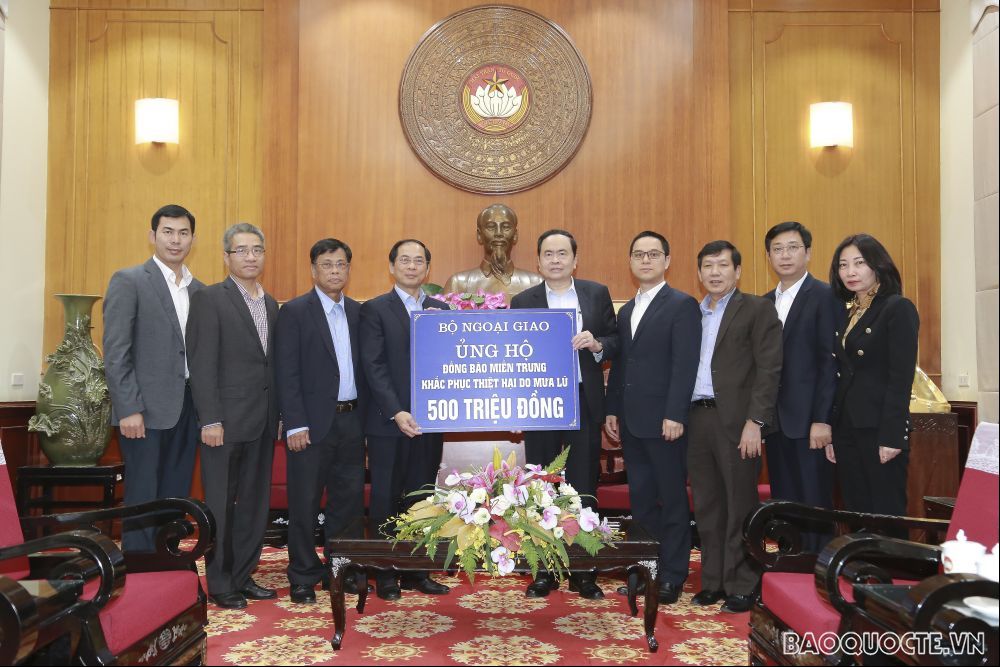 Thứ trưởng Thường trực Bộ Ngoại giao Bùi Thanh Sơn trao tiền quyên góp ủng hộ đồng bào bị lũ lụt
