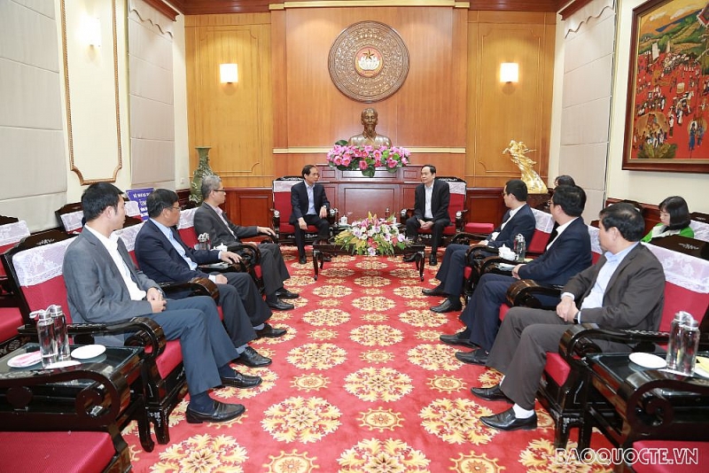 Thứ trưởng Thường trực Bộ Ngoại giao Bùi Thanh Sơn trao tiền quyên góp ủng hộ đồng bào bị lũ lụt