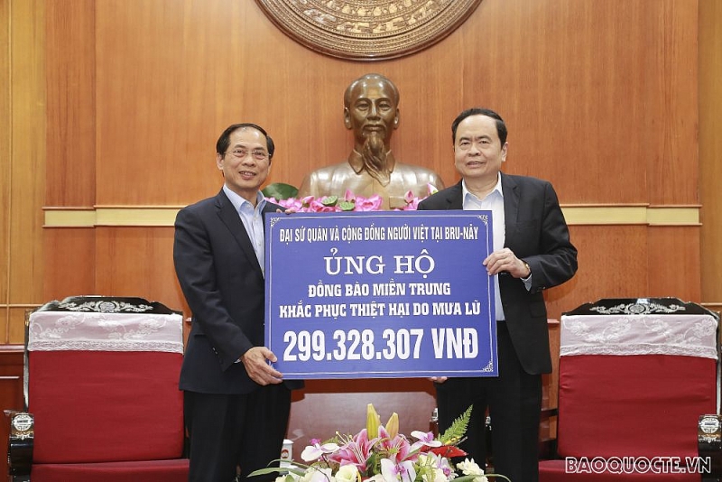 Thứ trưởng Thường trực Bộ Ngoại giao Bùi Thanh Sơn trao tiền quyên góp ủng hộ đồng bào bị lũ lụt