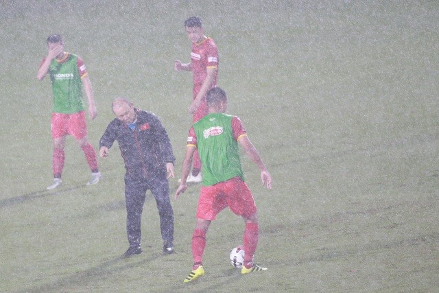 Đội tuyển Việt Nam miệt mài tập luyện dưới cơn mưa nặng hạt chiều tối ngày 11/5.