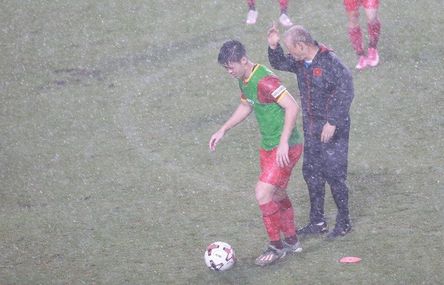 HLV Park Hang Seo hiểu rằng vòng loại đến rất gần, toàn đội cần tiết kiệm thời gian.