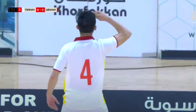 Châu Đoàn Phát ăn mừng xúc động sau bàn thắng.