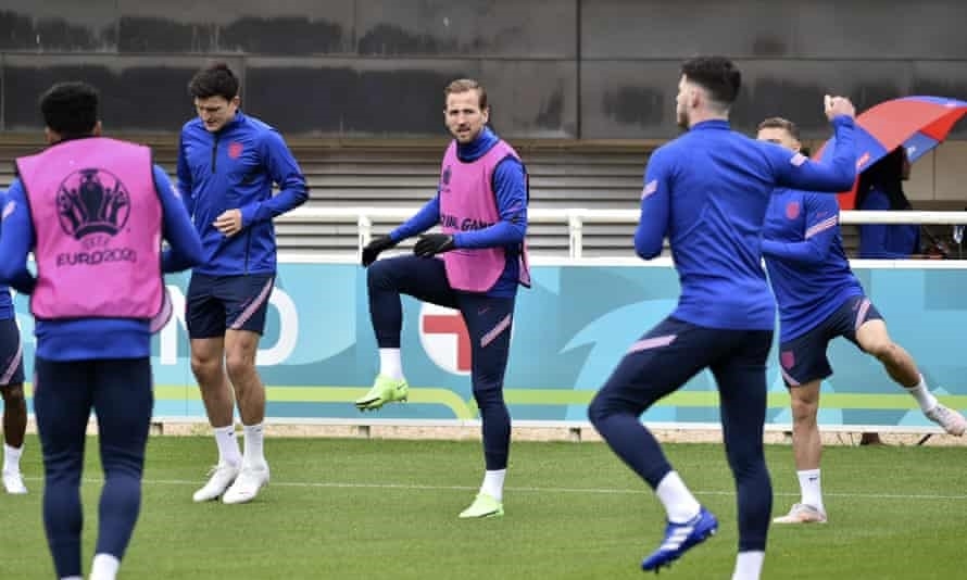 Harry Kane tập luyện cùng các đồng đội tại St George's Park. (Nguồn: Rui Vieira  AP)