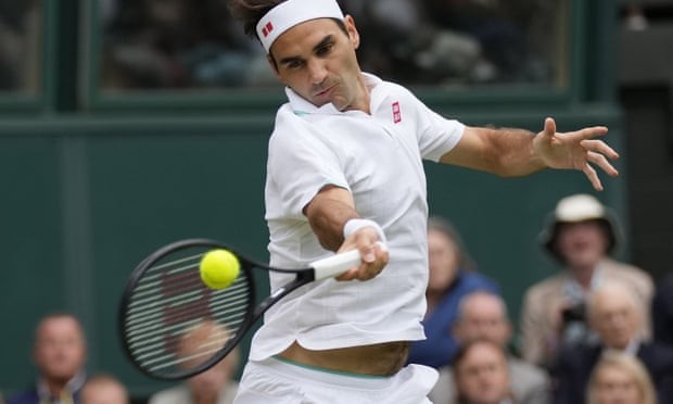 Federer trả giao bóng trong chiến thắng trước Lorenzo Sonego. (Nguồn: AP)