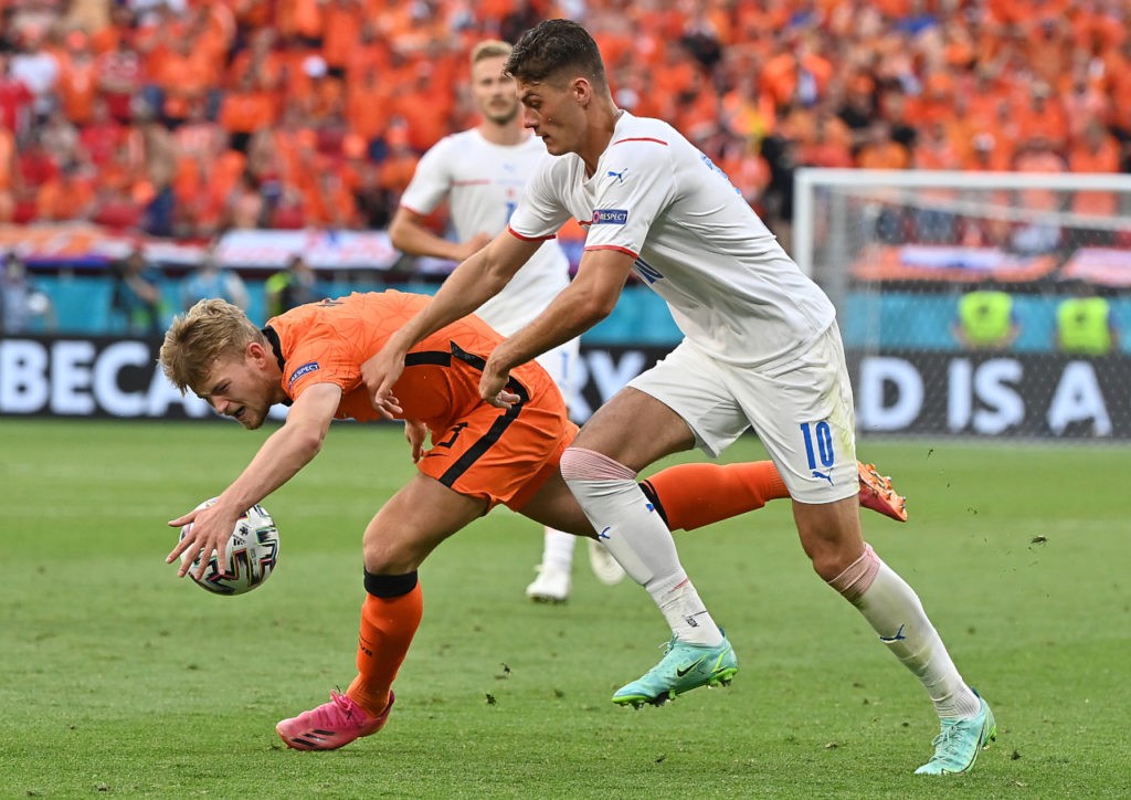 De Ligt để bóng chạm tay trong tình huống truy cản Patrick Chick De Ligt để bóng chạm tay trong tình huống truy cản Patrick Chick