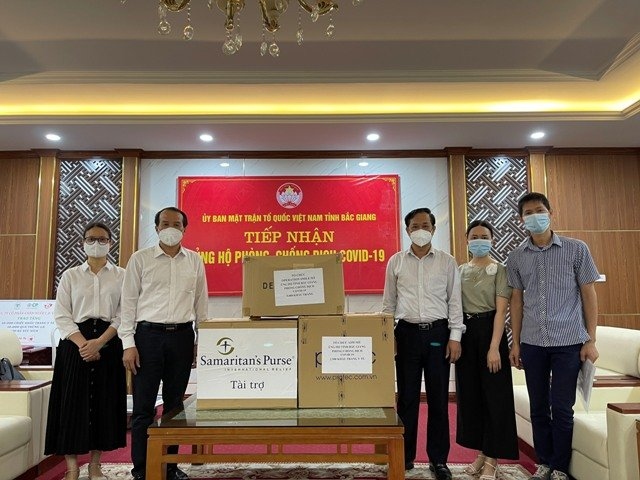 Sở Ngoại vụ tiếp nhận và bàn giao khoản viện trợ của tổ chức PCPNN  Samaritan's ủng hộ vật tư y tế cho công tác phòng chống dịch Covid-19 của tỉnh (Ảnh Sở Ngoại vụ Bắc Giang)