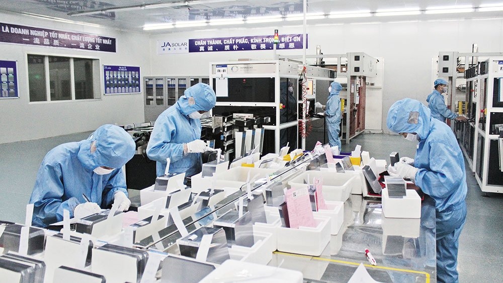 Một góc xưởng sản xuất của Công ty TNHH JA Solar, KCN Quang Châu (Việt Yên) (Ảnh Hải Minh, Báo Bắc Giang)