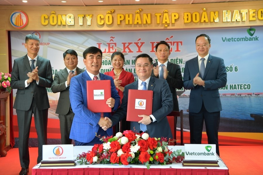 Ông Nguyễn Thanh Tùng – Phó Tổng giám đốc phụ trách BĐH Vietcombank (bên phải) và ông Trần Văn Kỳ - Chủ tịch HĐQT Hateco Group thực hiện nghi thức ký Thỏa thuận hợp tác toàn diện chính thức giữa Vietcombank và Tập đoàn Hateco Ông Nguyễn Thanh Tùng – Phó Tổng giám đốc phụ trách BĐH Vietcombank (bên phải) và ông Trần Văn Kỳ - Chủ tịch HĐQT Hateco Group thực hiện nghi thức ký Thỏa thuận hợp tác toàn diện chính thức giữa Vietcombank và Tập đoàn Hateco