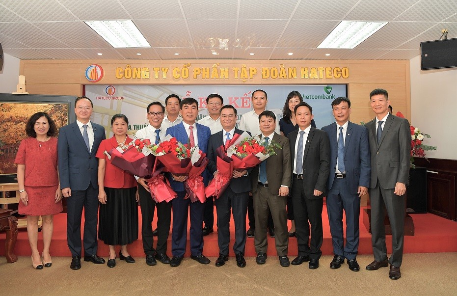 Lãnh đạo và đại biểu các bên chụp hình lưu niệm tại lễ ký kết Lãnh đạo và đại biểu các bên chụp hình lưu niệm tại lễ ký kết