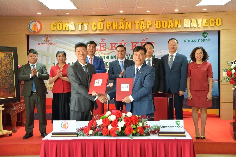 Ông Lê Ngọc Thái - Giám đốc Vietcombank Hải Phòng (bên phải) và ông Nguyễn Văn Tiến - Tổng giám đốc (Hateco HIT) thực hiện nghi thức ký Thỏa thuận nguyên tắc về việc cấp tín dụng cho cho dự án đầu tư xây dựng bến số 5, số 6 Khu bến cảng Lạch Huyện giữa Vietcombank Hải Phòng và Hateco HIT Ông Lê Ngọc Thái - Giám đốc Vietcombank Hải Phòng (bên phải) và ông Nguyễn Văn Tiến - Tổng giám đốc (Hateco HIT) thực hiện nghi thức ký Thỏa thuận nguyên tắc về việc cấp tín dụng cho cho dự án đầu tư xây dựng bến số 5, số 6 Khu bến cảng Lạch Huyện giữa Vietcombank Hải Phòng và Hateco HIT