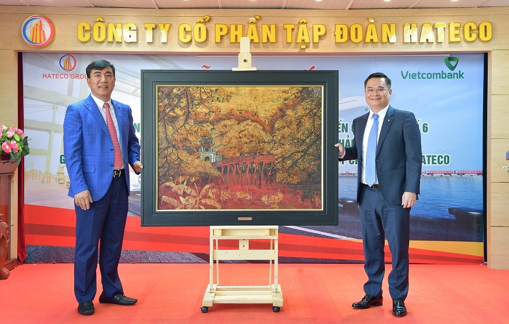 Ông Nguyễn Thanh Tùng – Phó Tổng giám đốc phụ trách BĐH Vietcombank (bên phải) tặng quà lưu niệm cho ông Trần Văn Kỳ - Chủ tịch HĐQT Hateco Group Ông Nguyễn Thanh Tùng – Phó Tổng giám đốc phụ trách BĐH Vietcombank (bên phải) tặng quà lưu niệm cho ông Trần Văn Kỳ - Chủ tịch HĐQT Hateco Group