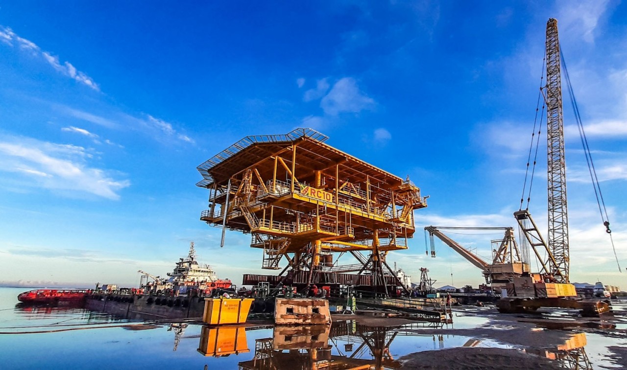 Hạ thủy thành công Khối thượng tầng giàn RC-10 mỏ Rồng. (Nguồn: Petrovietnam)