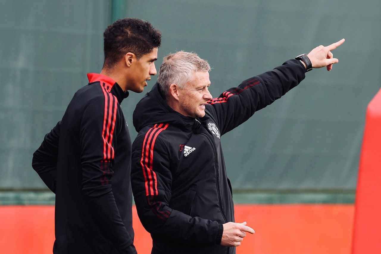 Sự trở lại của Varane có thể giúp Solsa cải thiện hàng phòng ngự. (Nguồn: Trang chủ MU) Sự trở lại của Varane có thể giúp Solsa cải thiện hàng phòng ngự. (Nguồn: Trang chủ MU)