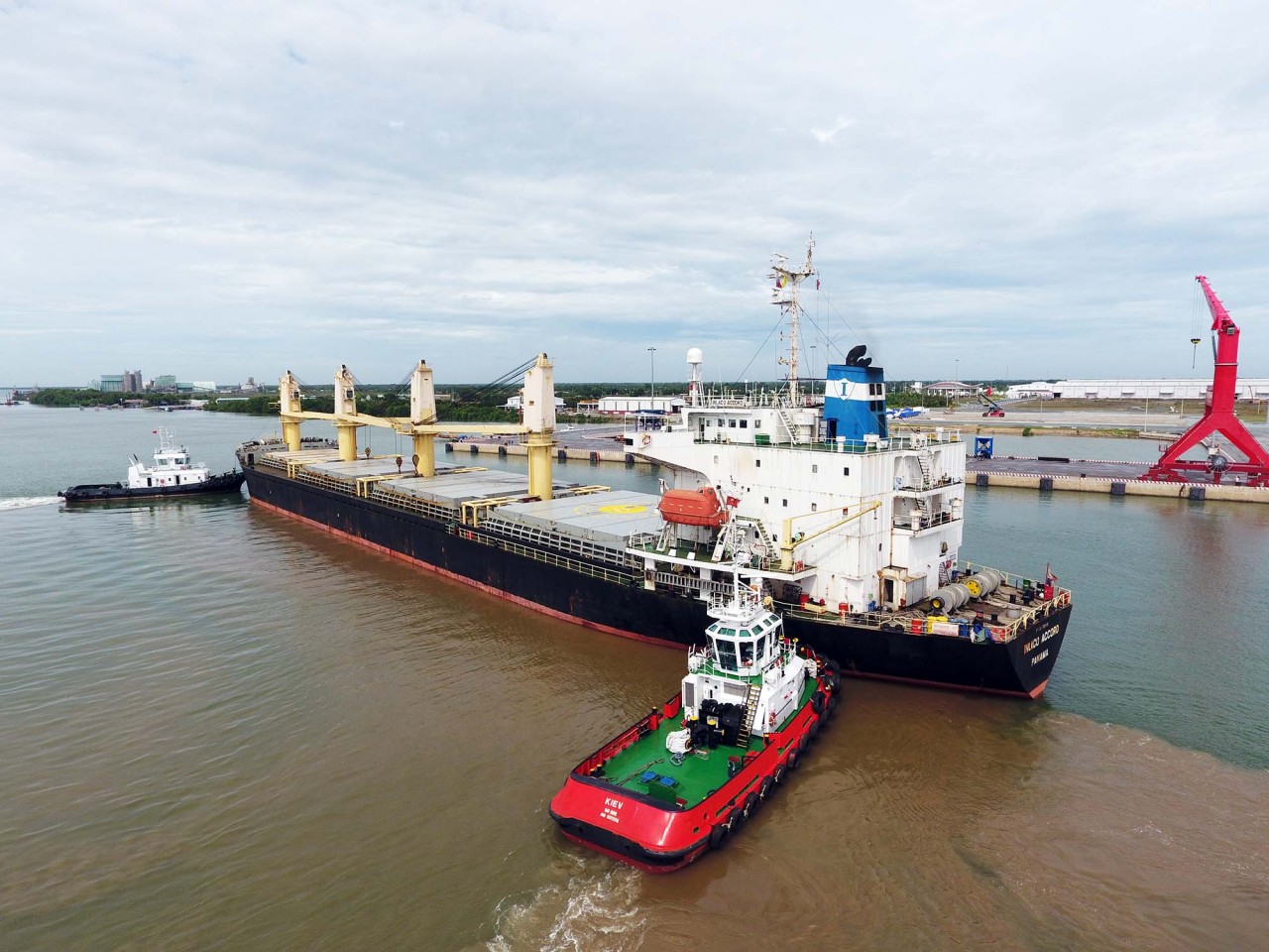 Tàu lớn ra vào Cảng quốc tế Long An