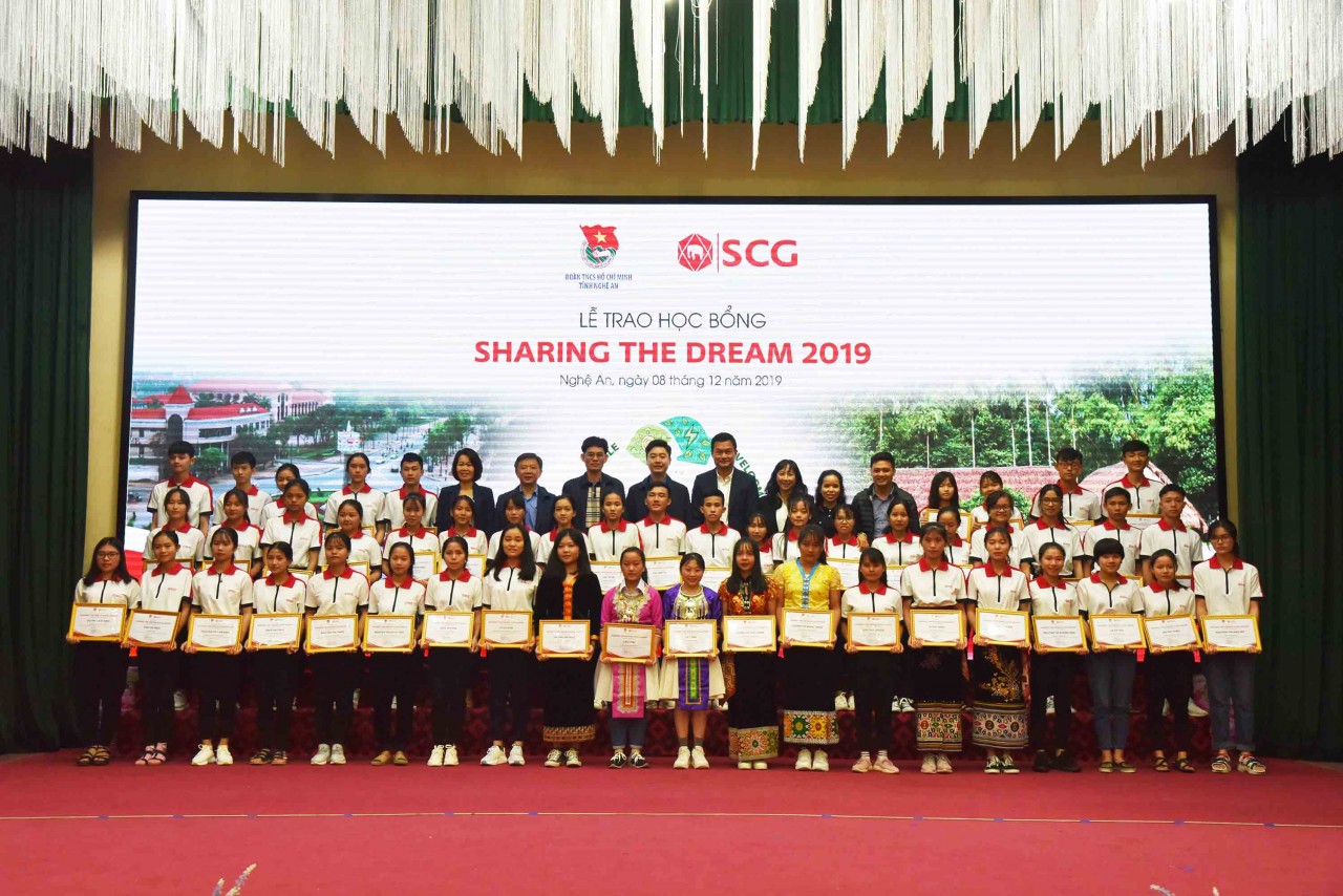 chương trình học bổng SCG Sharing The Dream với các khoản hỗ trợ lên đến hàng chục tỷ đồng cho hơn 5.000 học sinh, sinh viên trên cả nước.