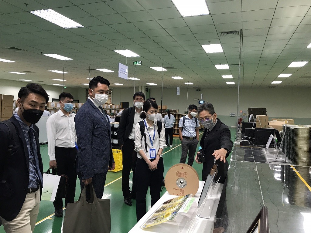 Đoàn đại biểu làm việc tại doanh nghiệp.