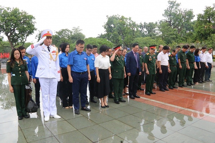 Đoàn dành 1 phút tưởng niệm các anh hùng liệt sĩ Đoàn dành 1 phút tưởng niệm các anh hùng liệt sĩ