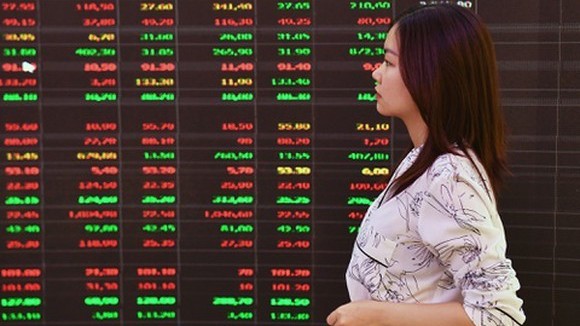 Thanh khoản thị trường chứng khoán ấn tượng, VN-Index vượt mốc mới, một mã tăng hết biên độ