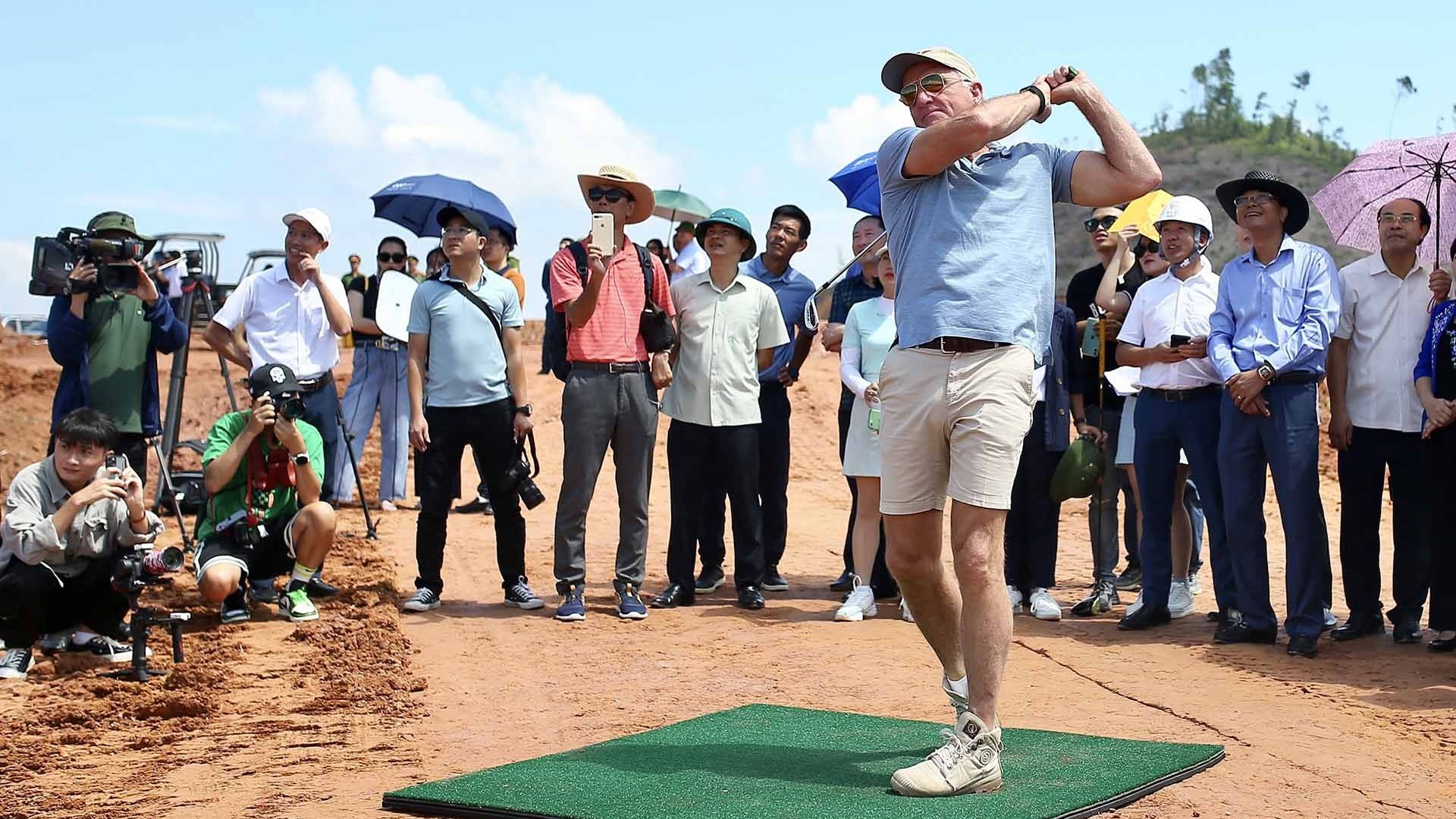 Cú swing đầu tiên của huyền thoại Greg Norman tại sân golf Văn Lang Empire