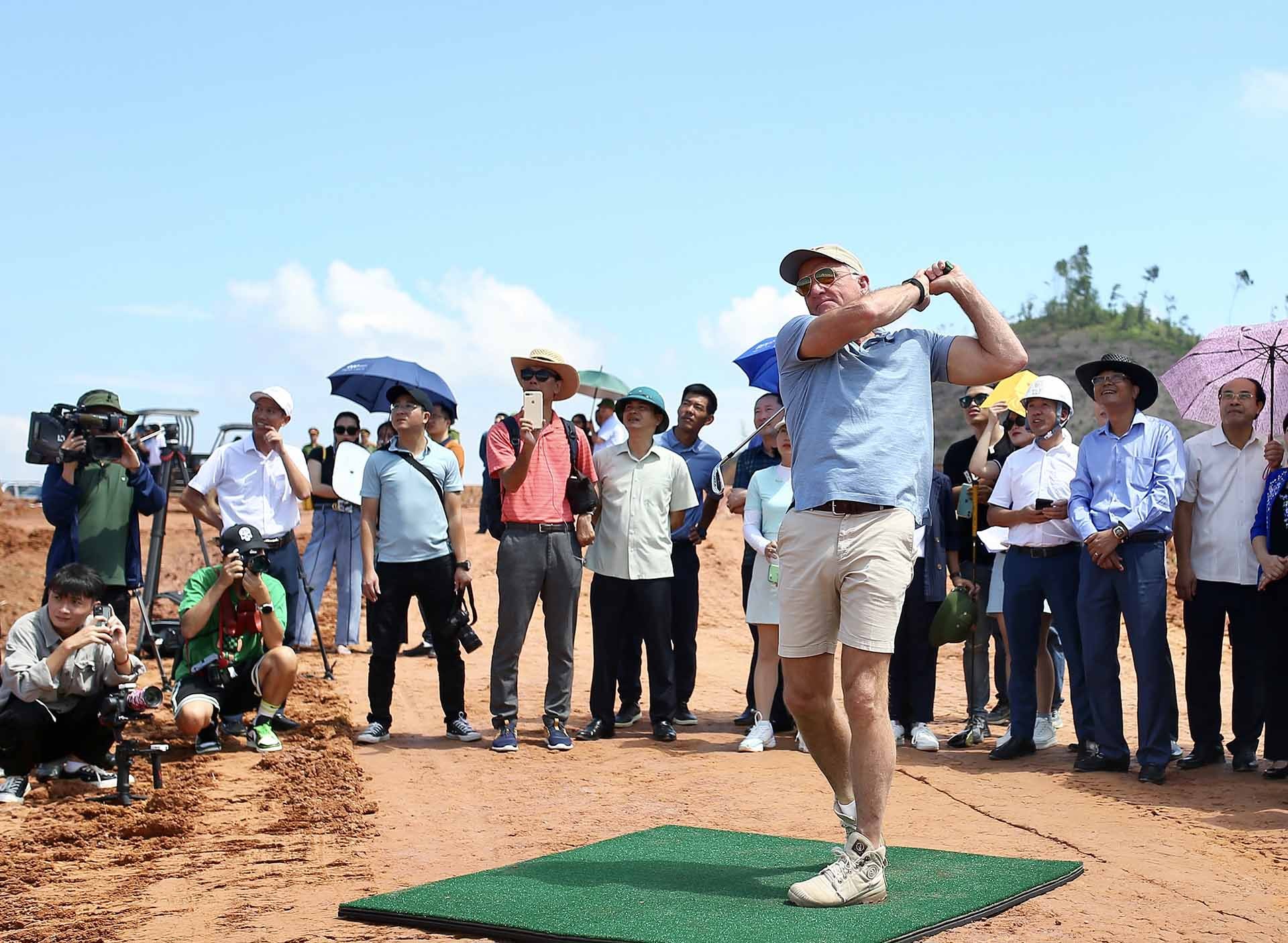 Huyền thoại Greg Norman thực hiện cú swing đầu tiên tại sân golf Văn Lang Empire. Huyền thoại Greg Norman thực hiện cú swing đầu tiên tại sân golf Văn Lang Empire.