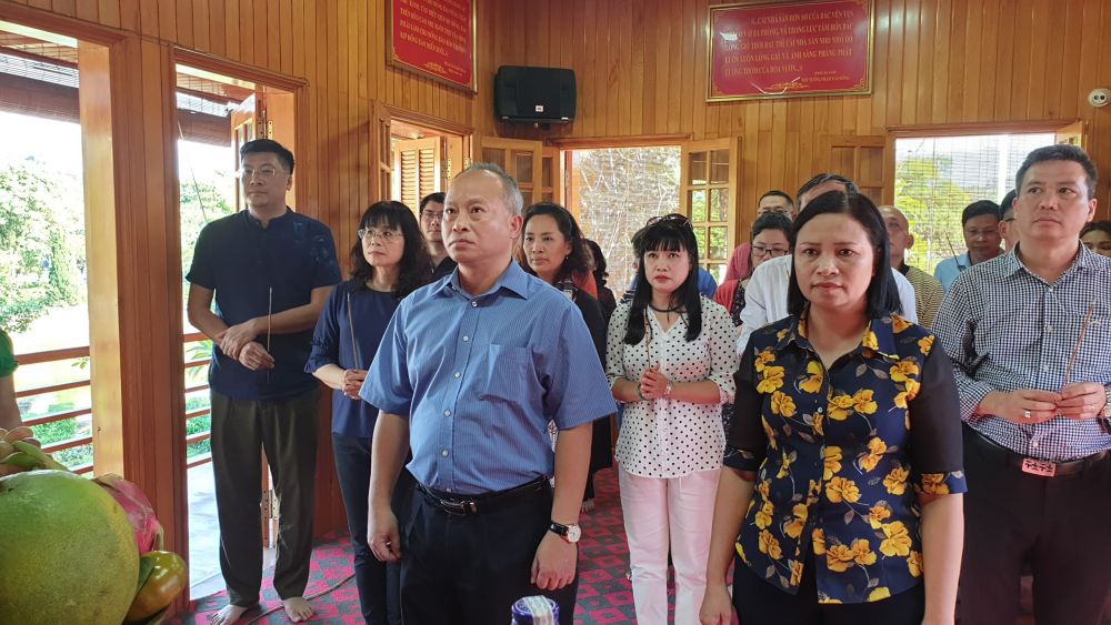 Công đoàn Bộ Ngoại giao dâng hương tưởng niệm Chủ tịch Hồ Chí Minh tại Yên Bái