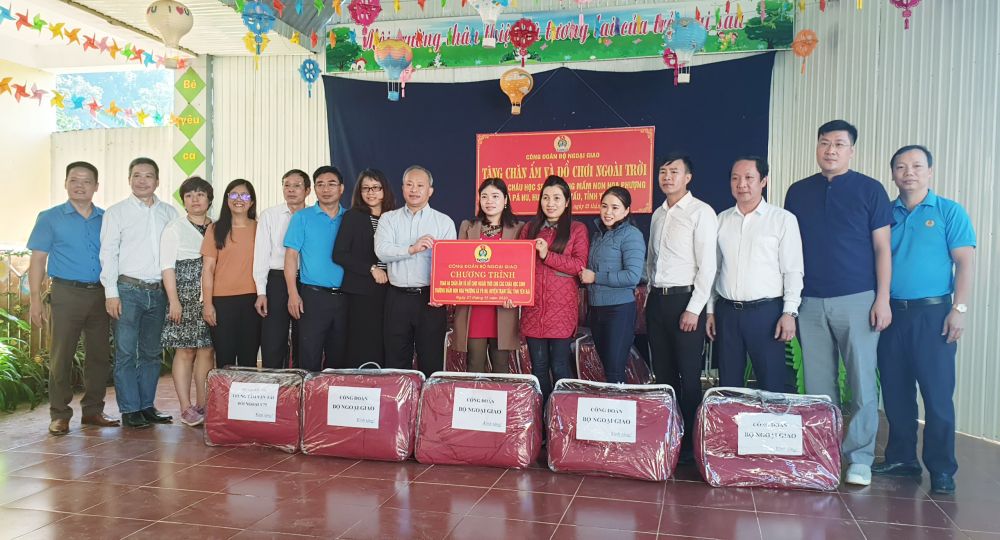 Hoạt động từ thiện ý nghĩa của Công đoàn Bộ Ngoại giao tại Yên Bái Hoạt động từ thiện ý nghĩa của Công đoàn Bộ Ngoại giao tại Yên Bái