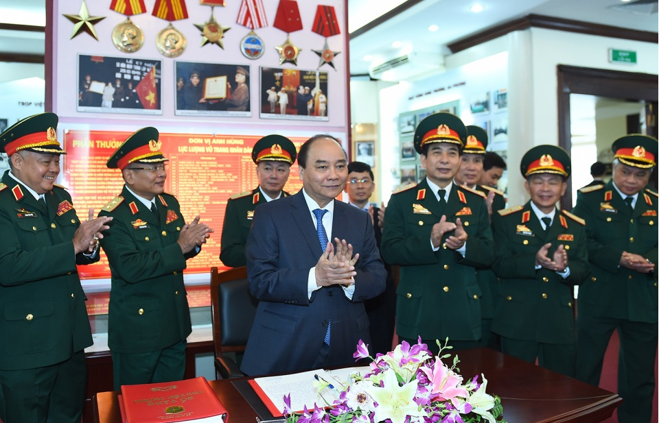 Thủ tướng kiểm tra công tác sẵn sàng chiến đấu của Tổng cục Tình báo