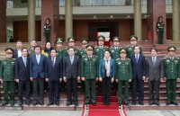 chu tich quoc hoi tang qua cho nguoi ngheo gia dinh co cong tai long an va ben tre