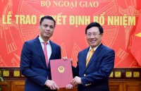thu truong ngoai giao le hoai trung trao quyet dinh bo nhiem dieu dong can bo cap vu
