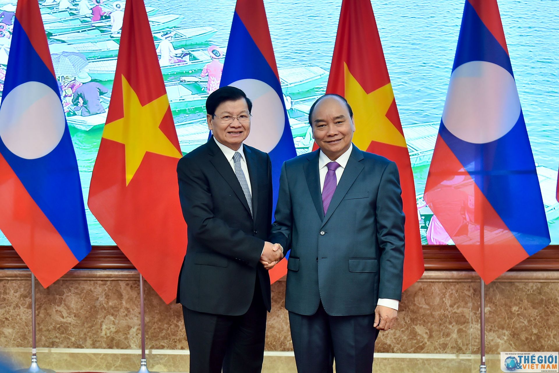 Thủ tướng Chính phủ Nguyễn Xuân Phúc đón Thủ tướng Chính phủ Lào Thongloun Sisoulith dự Kỳ họp lần thứ 42 Ủy ban liên Chính phủ về hợp tác song phương Việt Nam-Lào. (Ảnh: Tuấn Anh) ky-hop-lan-thu-42-uy-ban-lien-chinh-phu-ve-hop-tac-song-phuong-viet-nam-lao-anh-tuan-anh