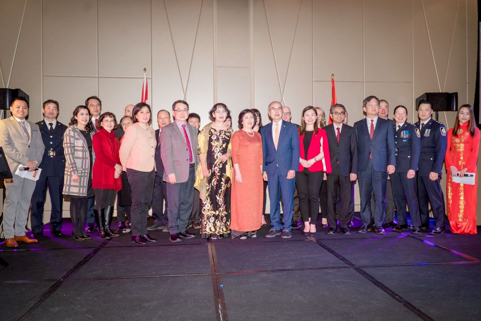 tong lanh su quan viet nam tai vancouver canada mo tiec mung xuan 2020 cho ba con kieu bao